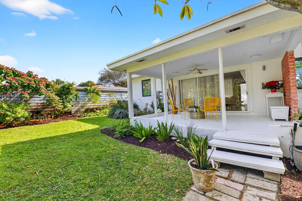 215 N Seacrest Circle Delray Beach FL 33444