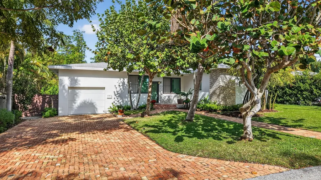 215 N Seacrest Circle Delray Beach FL 33444