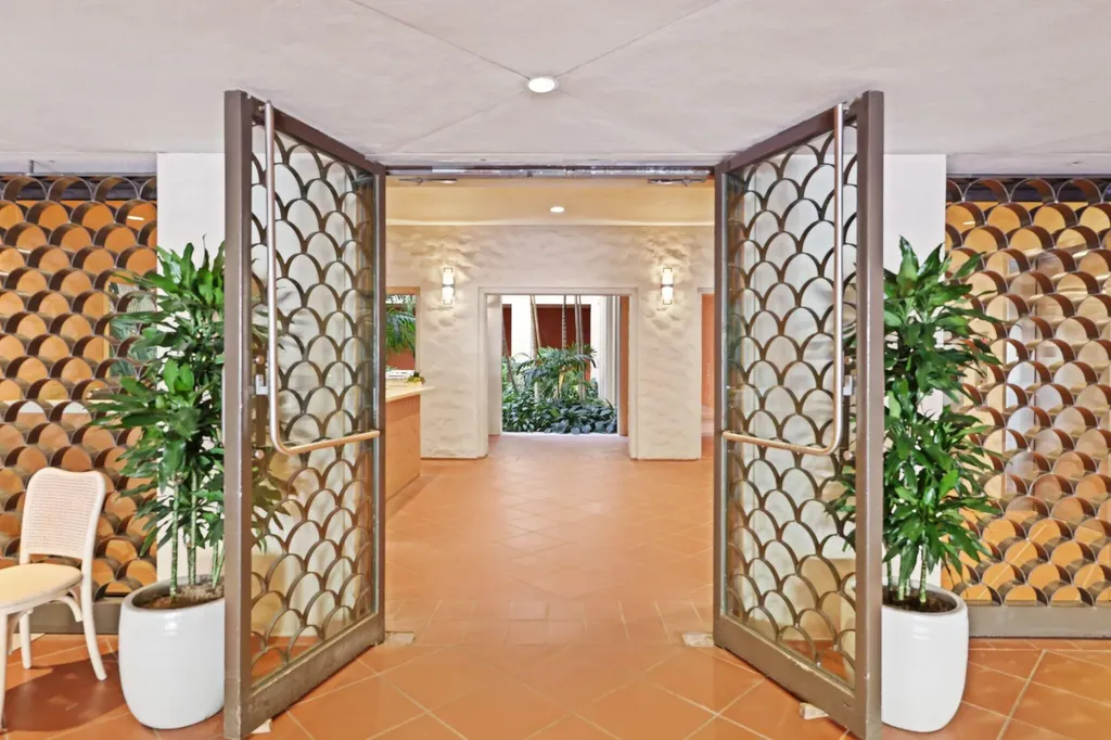 2 N Breakers Row Palm Beach FL 33480