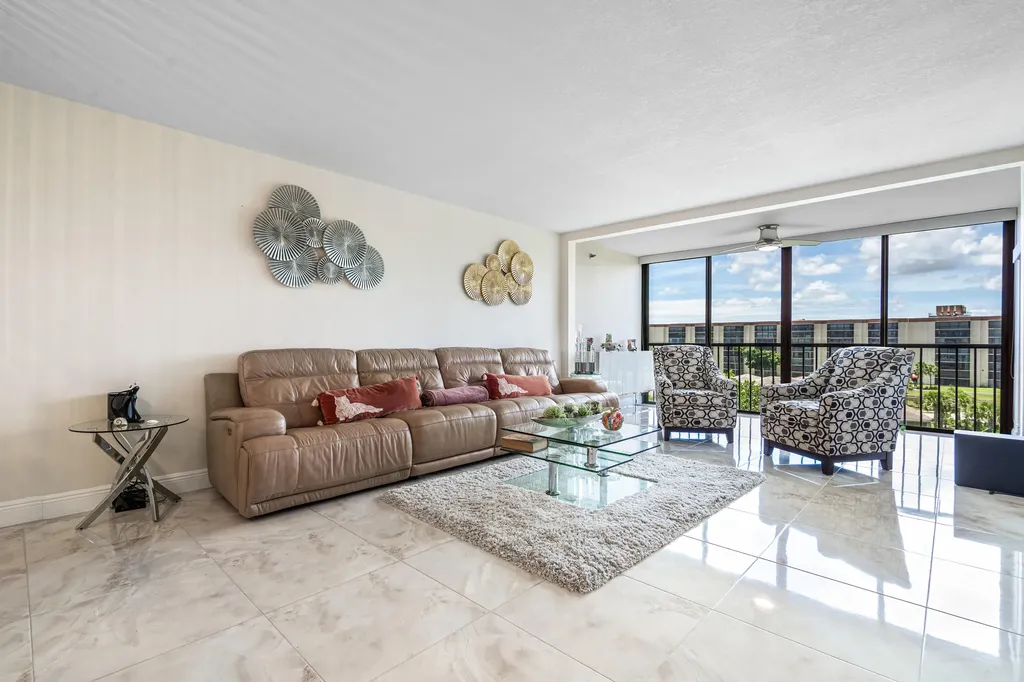 7290 Kinghurst Drive Delray Beach FL 33446