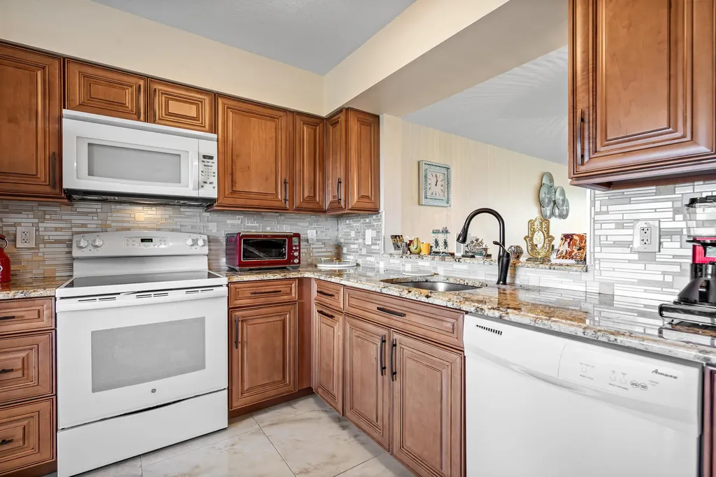 7290 Kinghurst Drive Delray Beach FL 33446