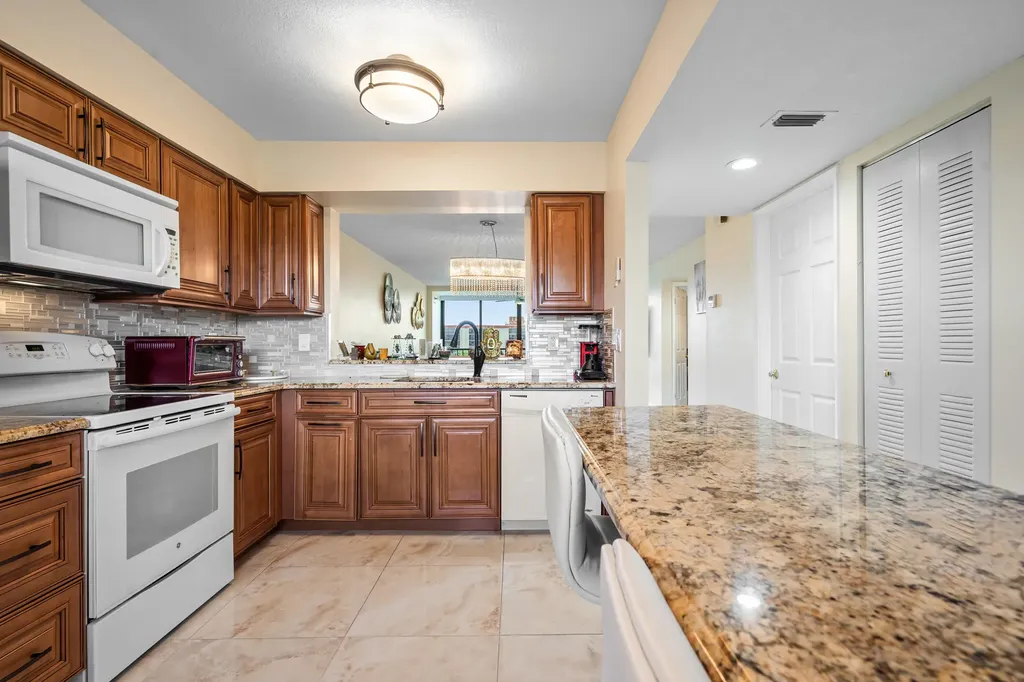 7290 Kinghurst Drive Delray Beach FL 33446
