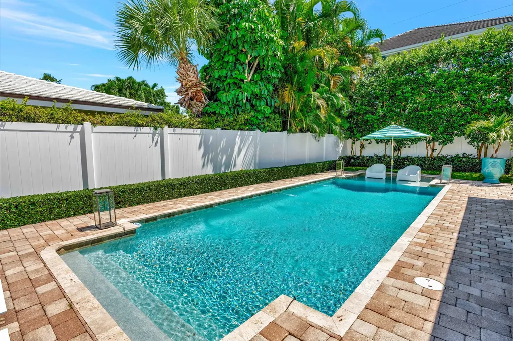 136 Worth Court S West Palm Beach FL 33405