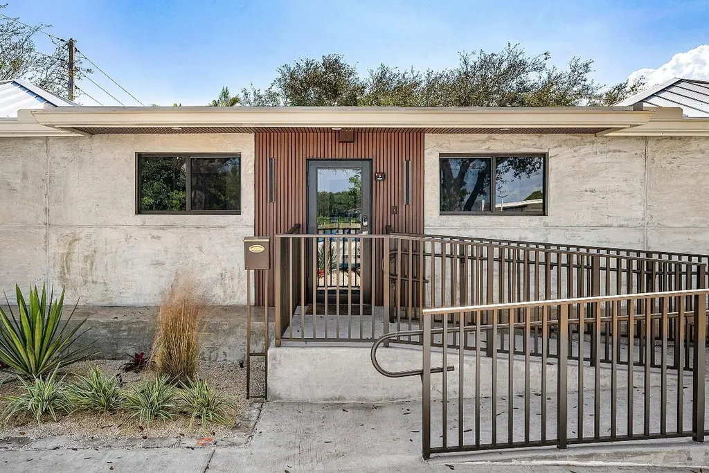 112 SE 10th Street Delray Beach FL 33483