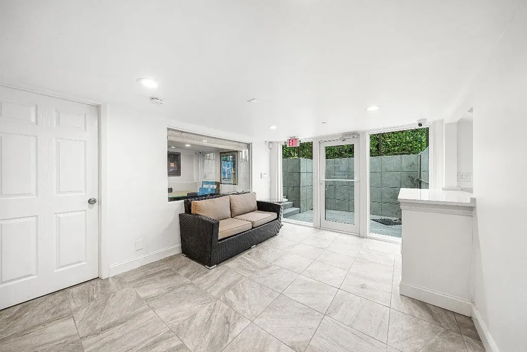 112 SE 10th Street Delray Beach FL 33483