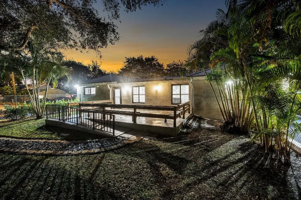 112 SE 10th Street Delray Beach FL 33483