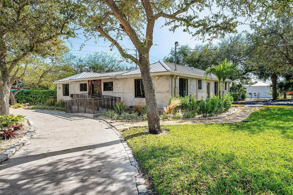 112 SE 10th Street Delray Beach FL 33483