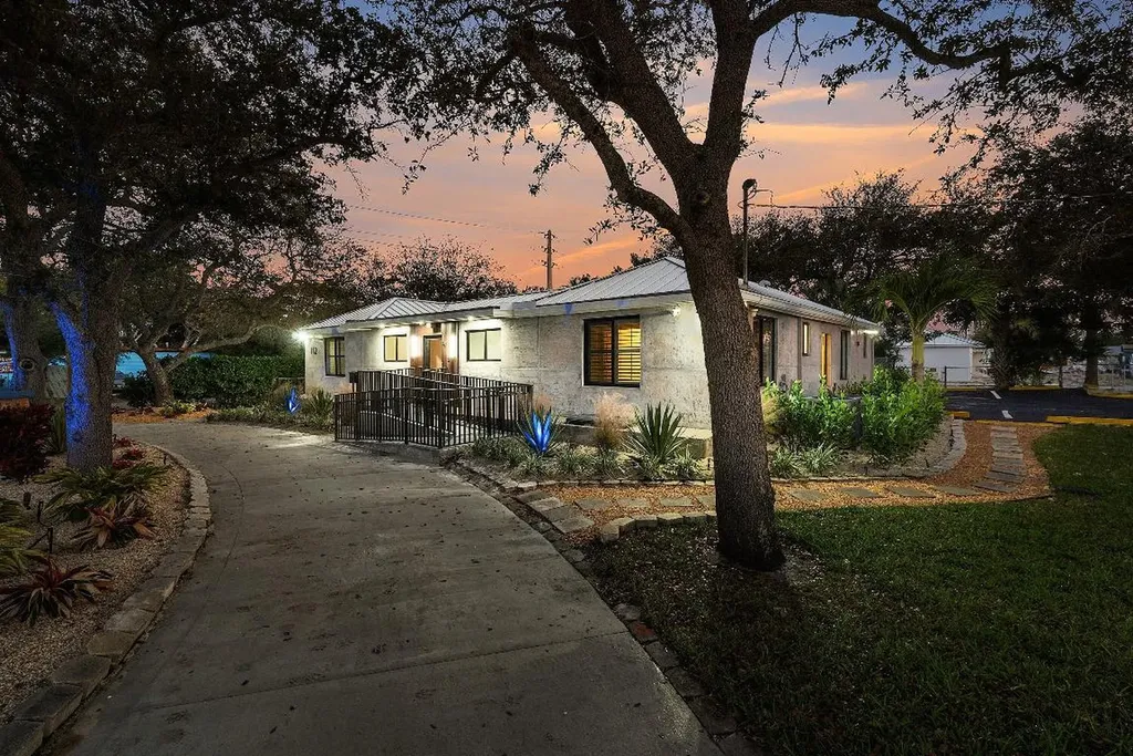 112 SE 10th Street Delray Beach FL 33483