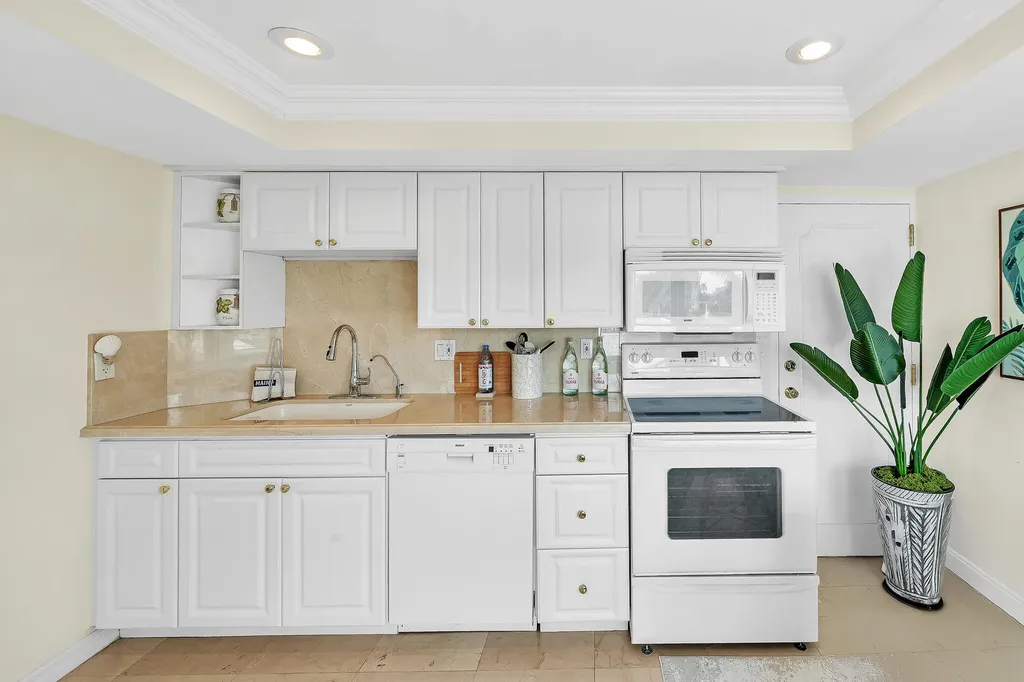 250 N Bradley Place Palm Beach FL 33480