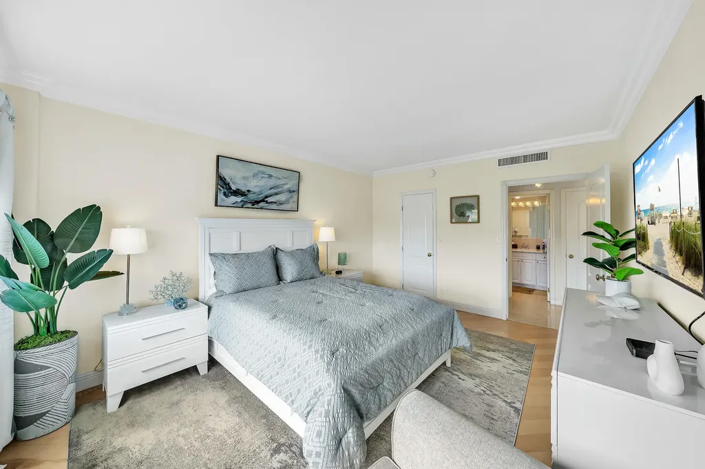 250 N Bradley Place Palm Beach FL 33480