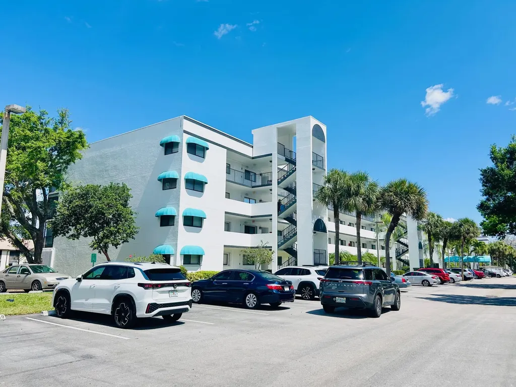4725 Lucerne Lakes Boulevard E Lake Worth FL 33467