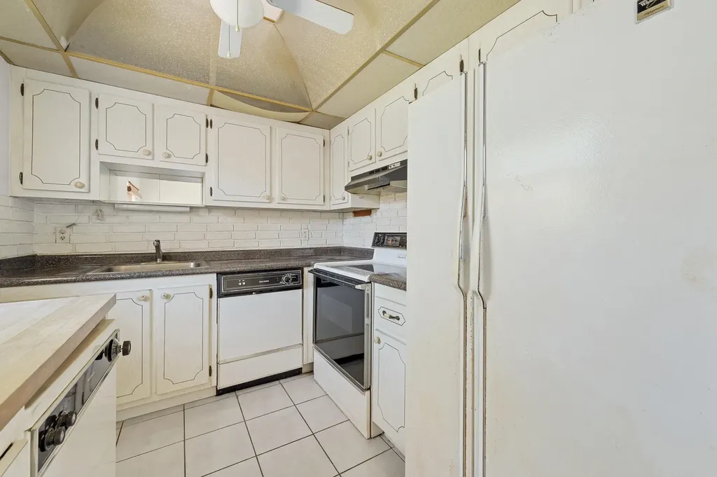180 Saxony D Delray Beach FL 33446