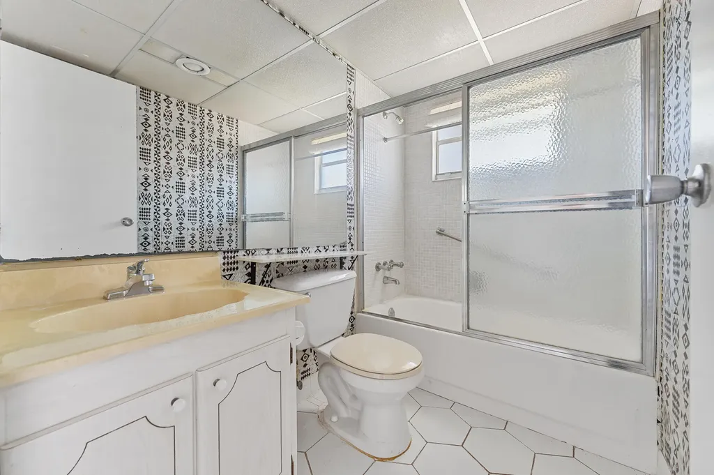 180 Saxony D Delray Beach FL 33446