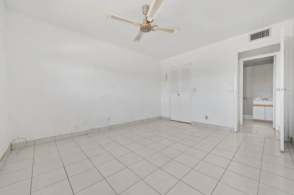 180 Saxony D Delray Beach FL 33446