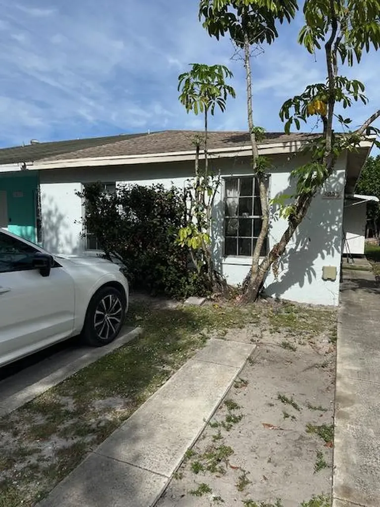 5823 S 37th Court Greenacres FL 33463