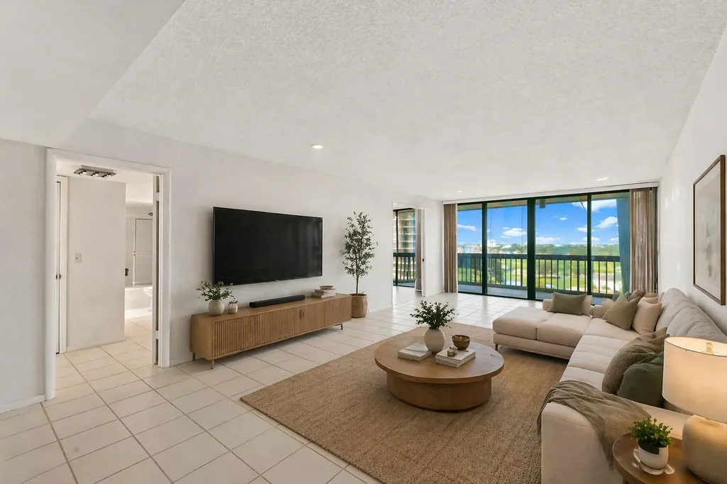 2425 Presidential Way West Palm Beach FL 33401