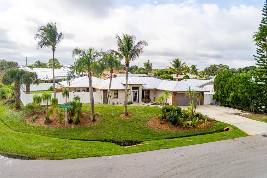 798 SE Thanksgiving Avenue Port St Lucie FL 34984