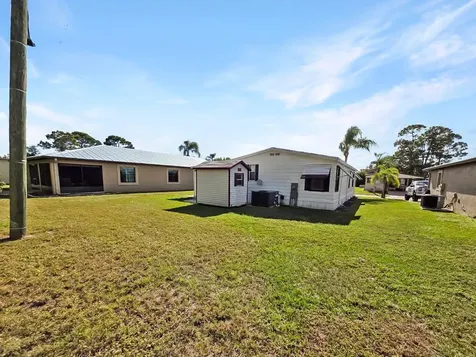 35 Flores Del Norte Fort Pierce FL 34951