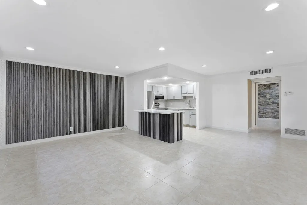 527 Brittany K Delray Beach FL 33446