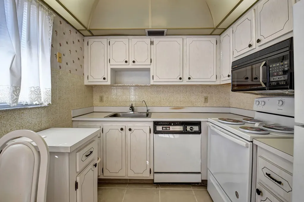 325 Saxony G Delray Beach FL 33446