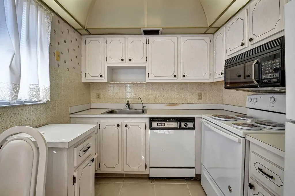 325 Saxony G Delray Beach FL 33446