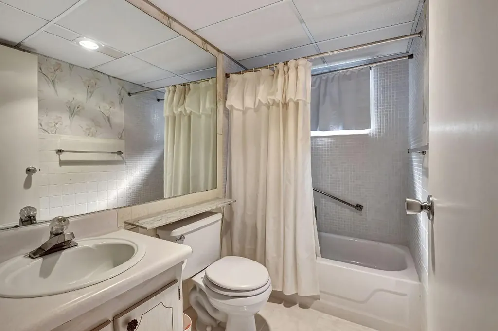 325 Saxony G Delray Beach FL 33446