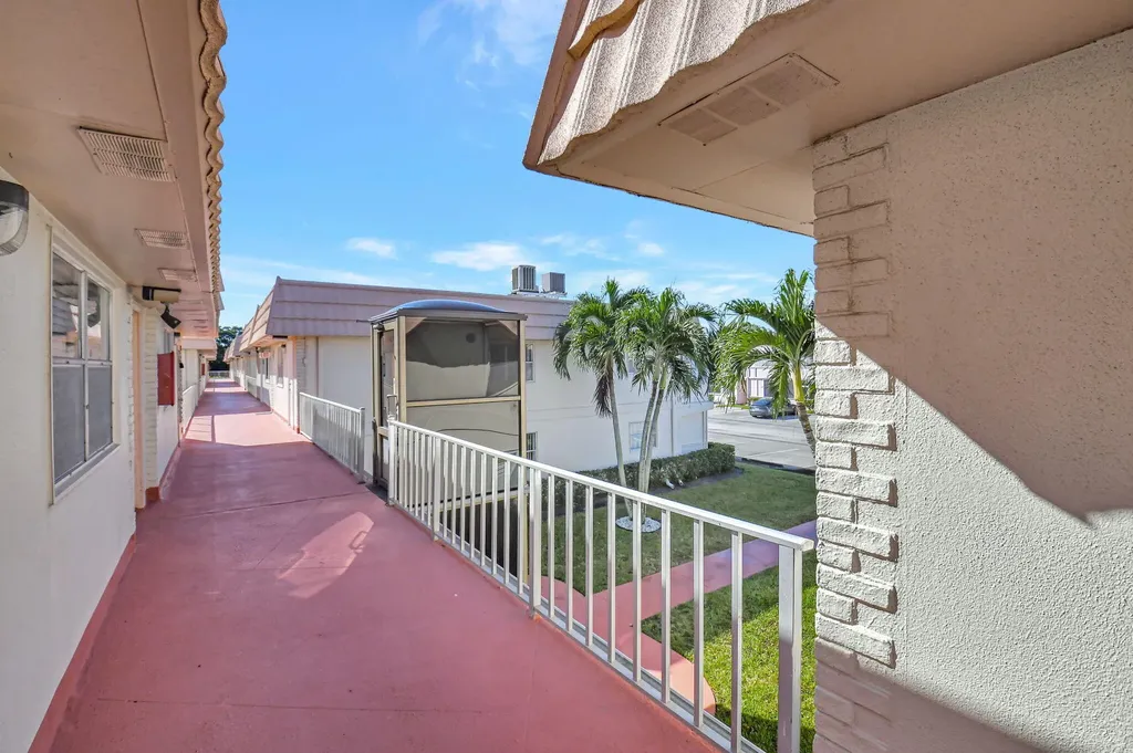 325 Saxony G Delray Beach FL 33446