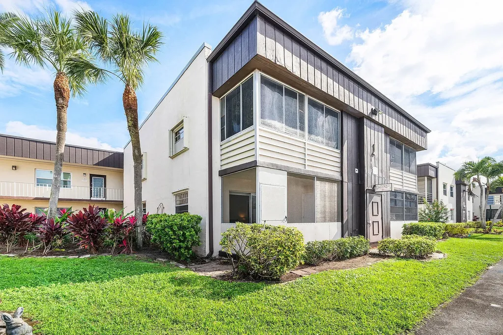 447 Burgundy J Delray Beach FL 33484