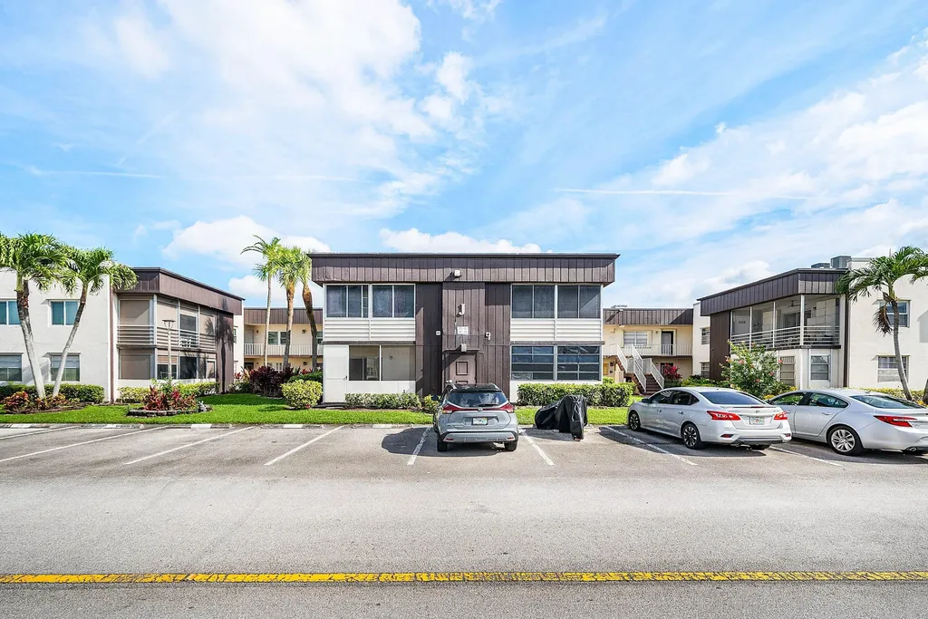 447 Burgundy J Delray Beach FL 33484