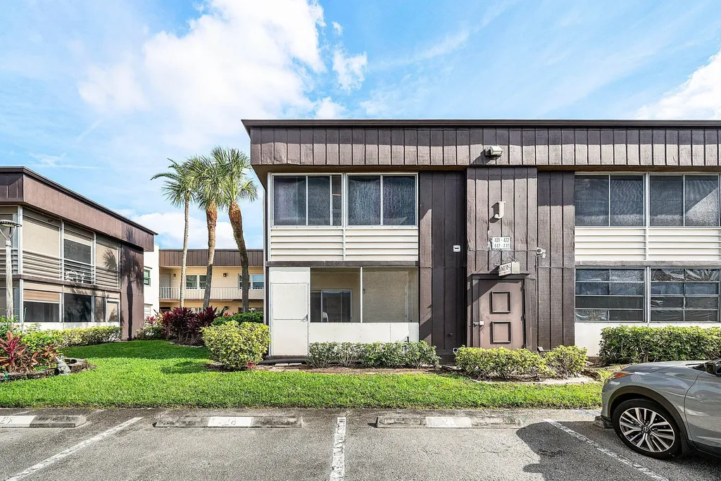 447 Burgundy J Delray Beach FL 33484