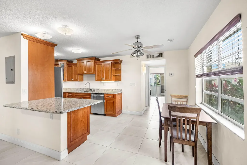 447 Burgundy J Delray Beach FL 33484