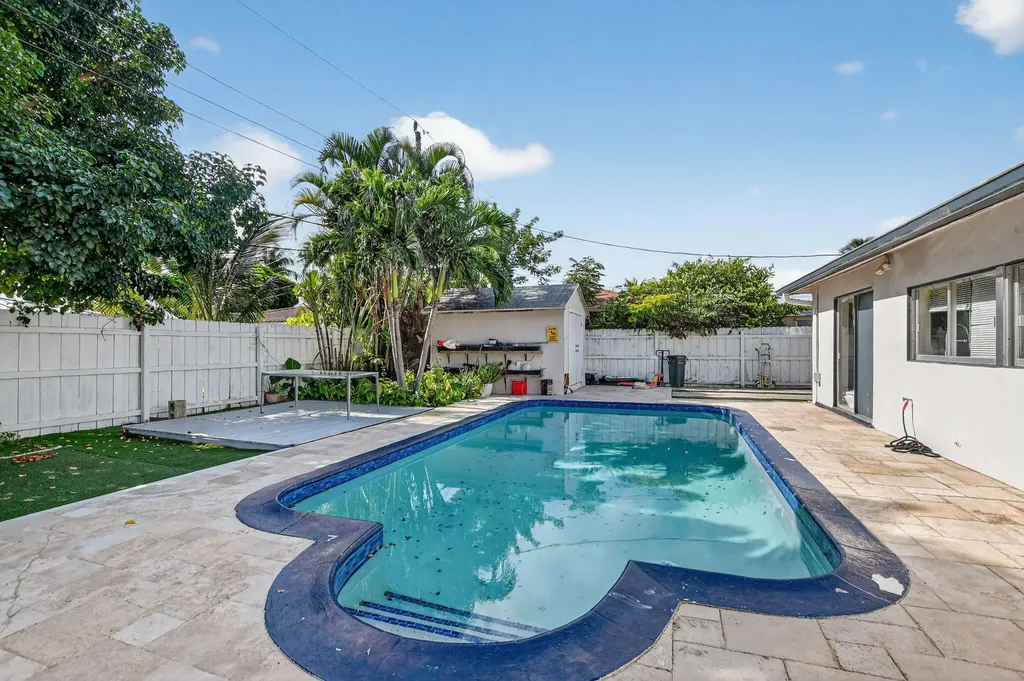256 SW 11th Place Boca Raton FL 33432