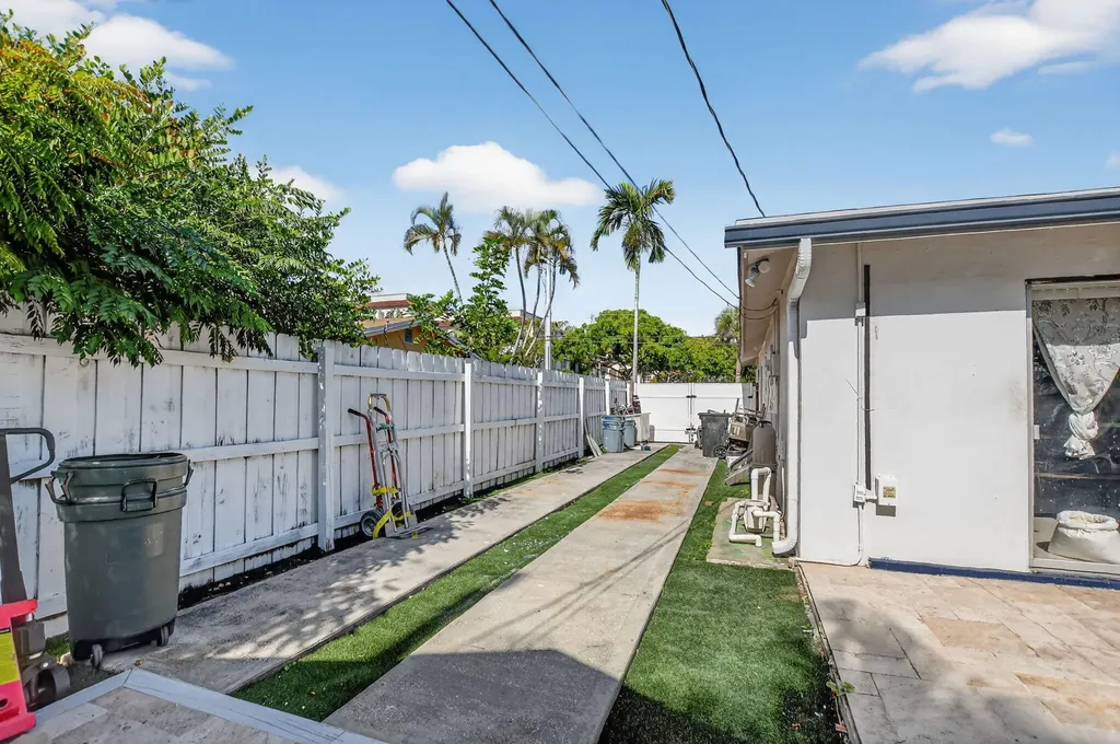 256 SW 11th Place Boca Raton FL 33432