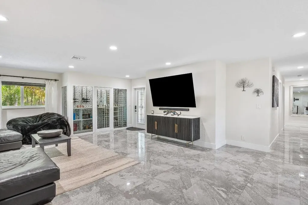 2200 SE 9th Street Pompano Beach FL 33062