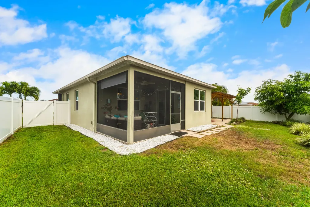 110 65th Avenue E Bradenton FL 34203