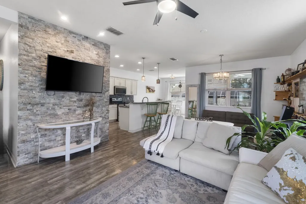 110 65th Avenue E Bradenton FL 34203