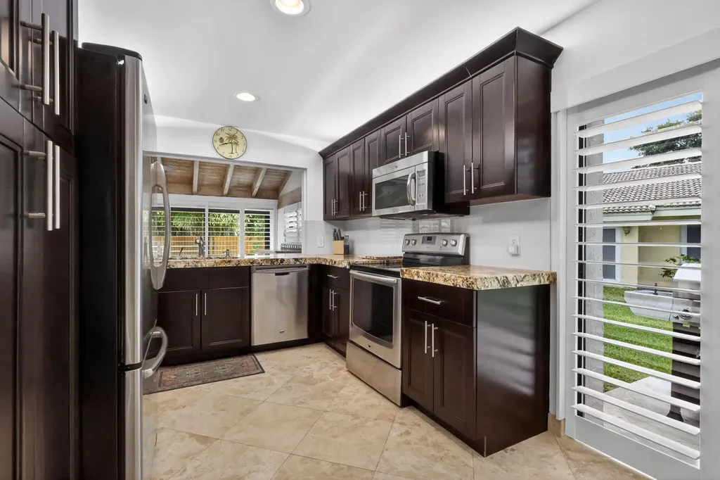 804 Foxpointe Circle Delray Beach FL 33445