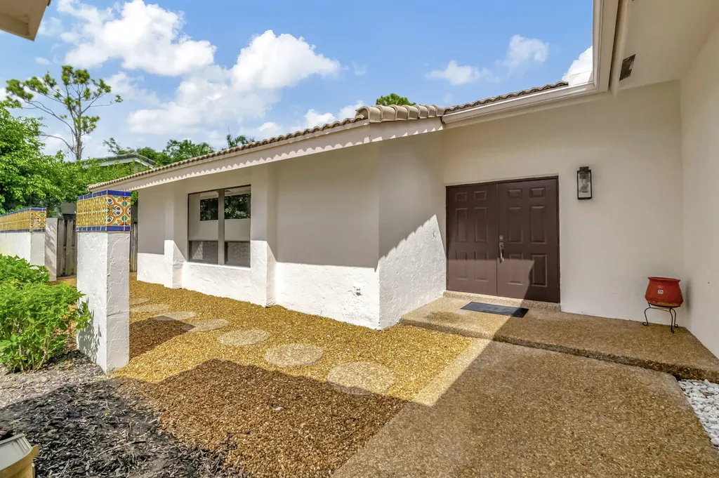 804 Foxpointe Circle Delray Beach FL 33445