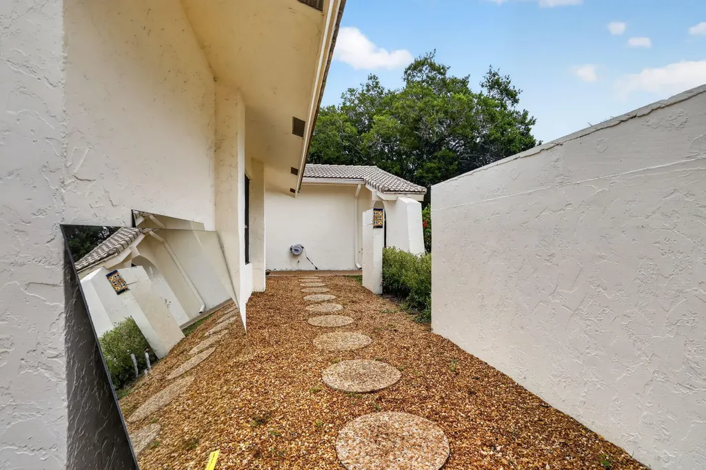804 Foxpointe Circle Delray Beach FL 33445