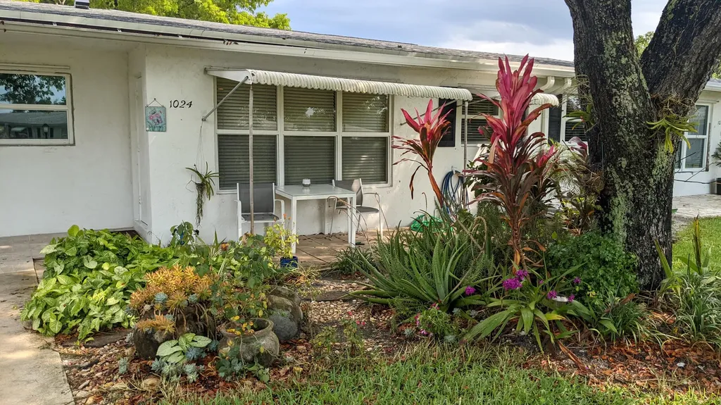 1024 S Oakridge Circle Lake Worth FL 33462