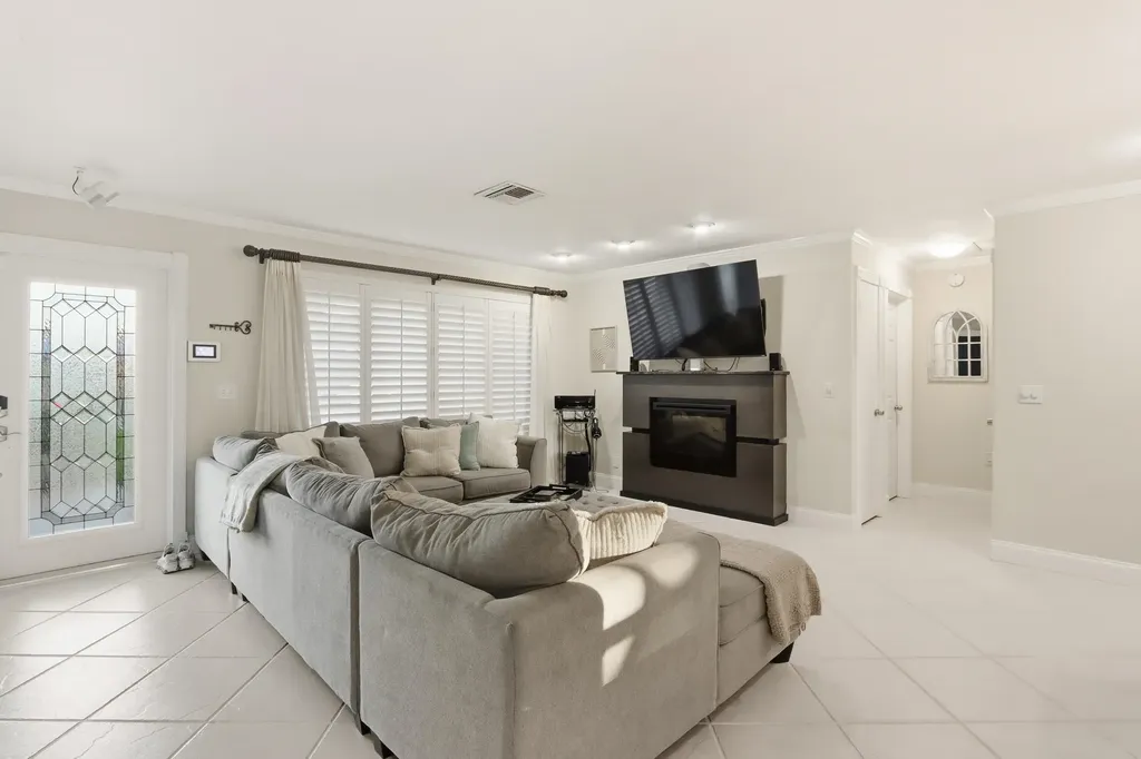1905 Meadow Court Palm Springs FL 33406