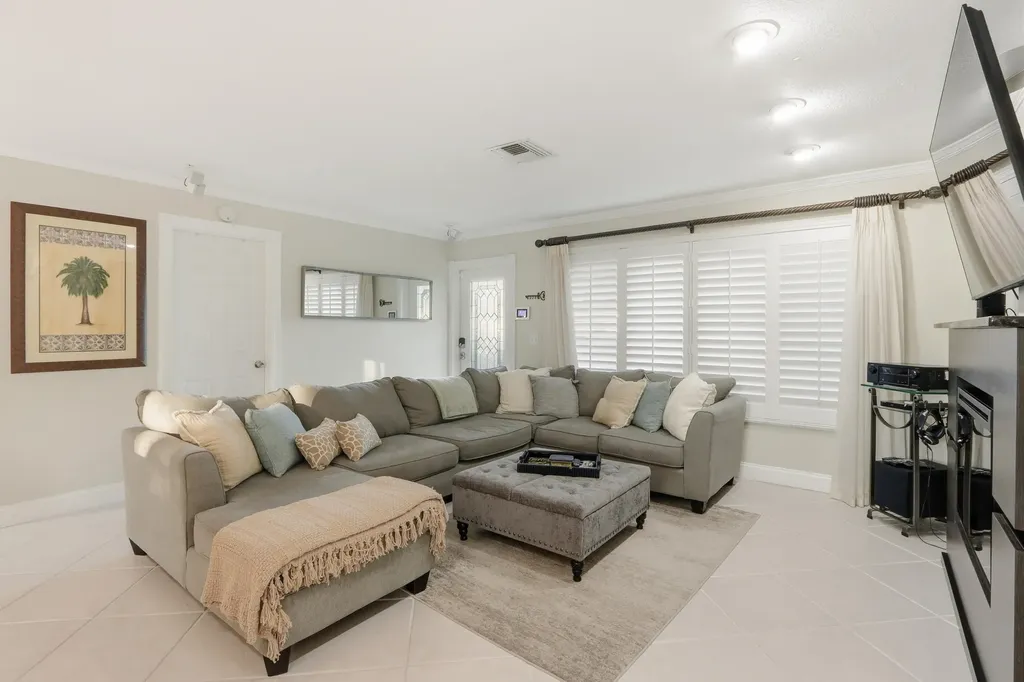 1905 Meadow Court Palm Springs FL 33406