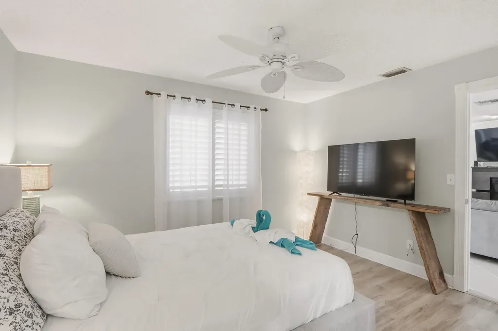 1905 Meadow Court Palm Springs FL 33406
