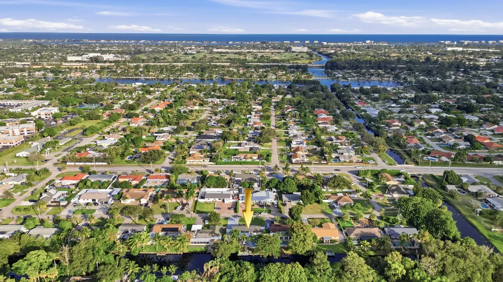 1905 Meadow Court Palm Springs FL 33406