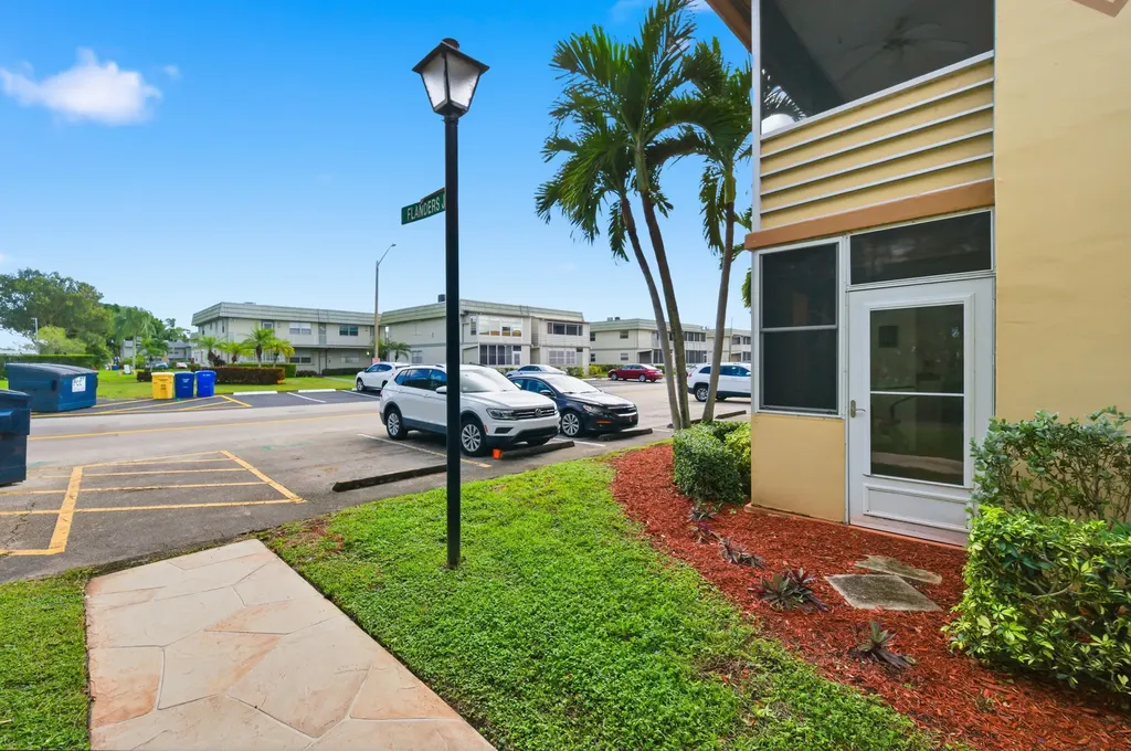 433 Flanders J Delray Beach FL 33484