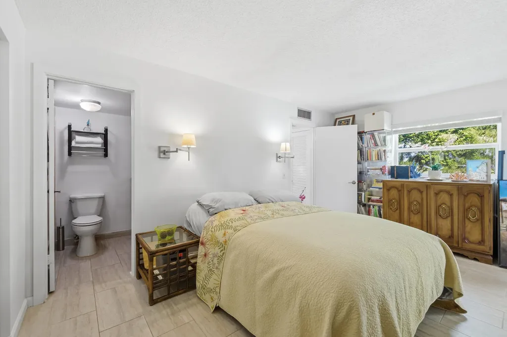 433 Flanders J Delray Beach FL 33484