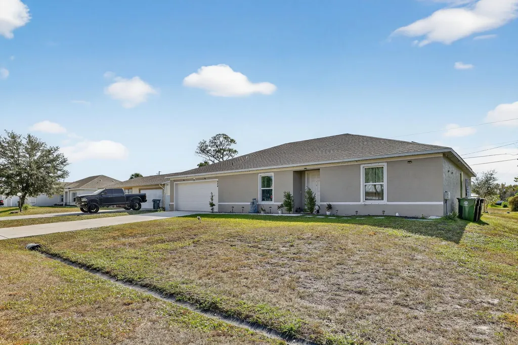644 SW Hoffenberg Avenue Port St Lucie FL 34953
