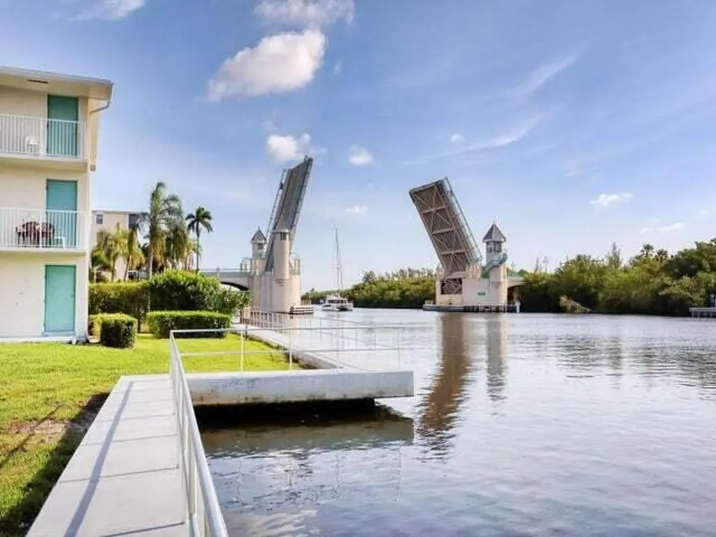 450 Horizons E Boynton Beach FL 33435