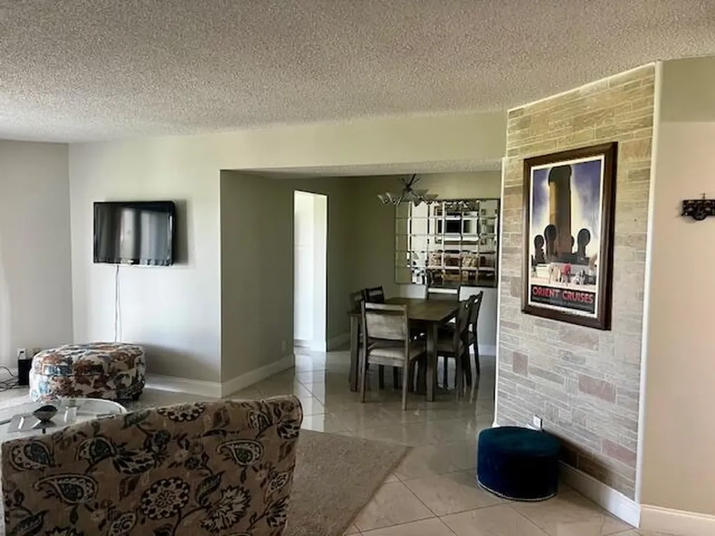3755 Via Poinciana Lake Worth FL 33467