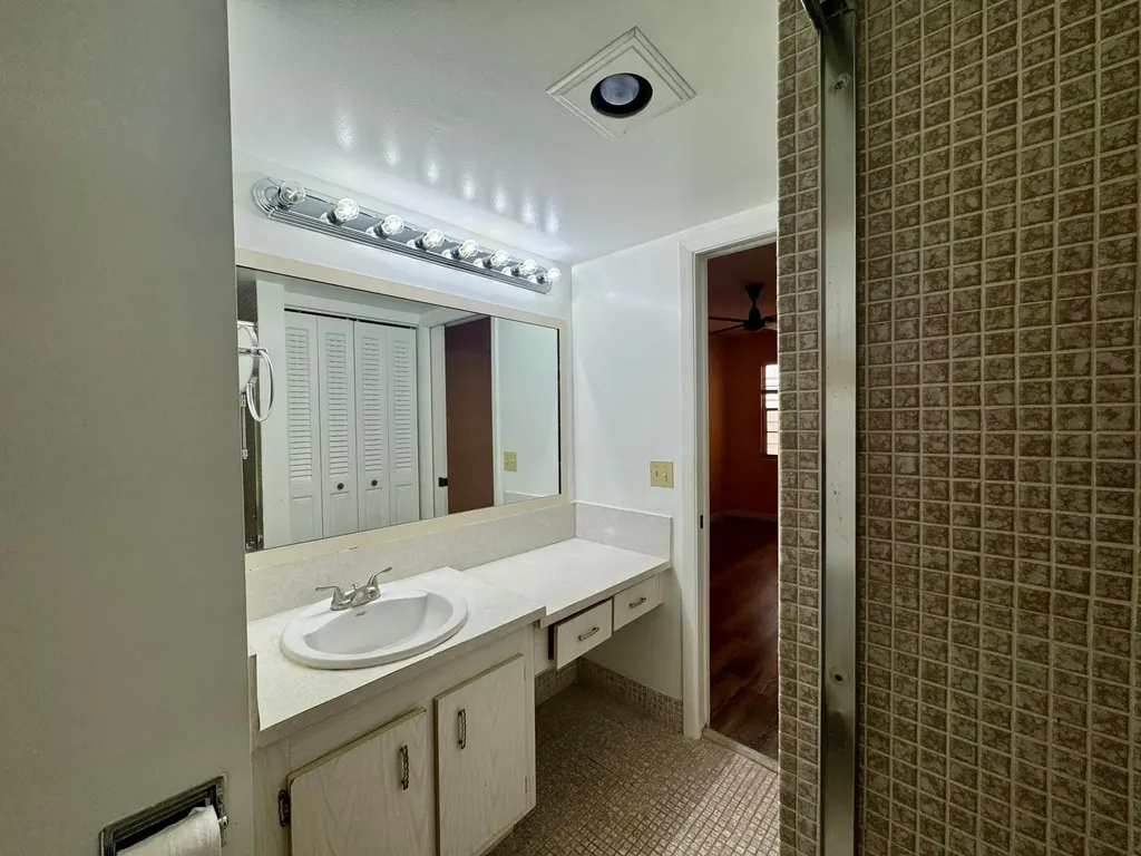 4053 Hythe C Boca Raton FL 33434
